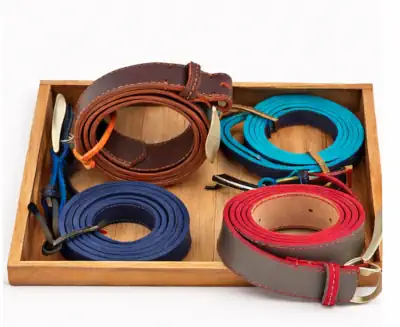 "Les teintées", ceintures artisanales en cuir, fabriquées en Vendée, France. Finition piquée et teintée. Toutes couleurs, toutes tailles et sur mesure.