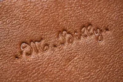 Magali Billy, marque française de maroquinerie artisanale en cuir. Ceintures, sacs, petite maroquinerie et accessoires fait main, fabriqués en France.