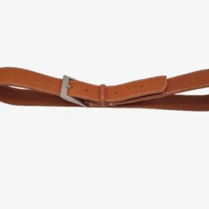 Ceinture piquée en cuir camel 35 mm, boucle argent satinée. Fabriquée artisanalement en France, en Vendée - Vue profil.