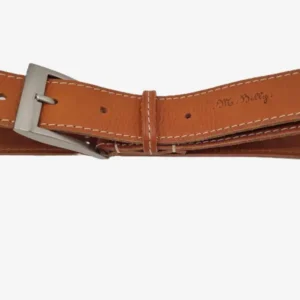 Ceinture piquée en cuir camel 35 mm, boucle argent satinée. Fabriquée artisanalement en France, en Vendée - Vue globale.