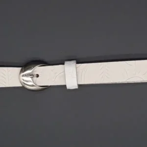Ceinture brute en cuir beige, largeur 20 mm, boucle argent. Fabriquée artisanalement en France, dans notre atelier en Vendée. Vue boucle.