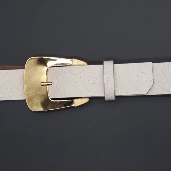 Ceinture brute beige, largeur 35 mm, grosse boucle dorée, détail boucle - Fabrication artisanale en France, dans notre atelier en Vendée.