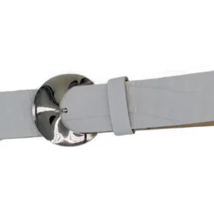Ceinture brute en cuir blanche, largeur 35 mm, boucle argent brillant. Fabriquée artisanalement en France, dans notre atelier en Vendée. Vue boucle.