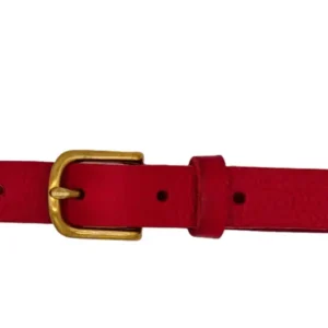 Ceinture brute en cuir rouge, largeur 20 mm, boucle dorée. Fabriquée artisanalement en France, dans notre atelier en Vendée. Vue boucle.