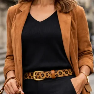 Ceinture fantaisie en cuir camel avec empiècement léopard. Pièce unique fabriquée artisanalement en Vendée. Largeur 30 mm, finitions soignées. Portée avec vêtements noirs.