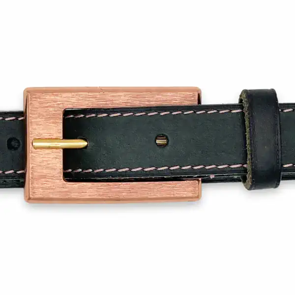 Ceinture en cuir pleine fleur vert foncé pour femme, piqûre décorative rose pâle, largeur 25 mm, boucle imitation or rose et dorée. Artisanale. Boucle.