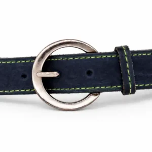 Ceinture en cuir pleine fleur bleu marine pour femme, piqûre décorative verte, largeur 30 mm, boucle argent brillant. Fabrication artisanale en France, Vendée.