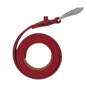 Ceinture en cuir gris, teintée rouge vif, avec piqure décorative rouge. Fabrication artisanale dans notre atelier en Vendée, France. Ici, la tranche.