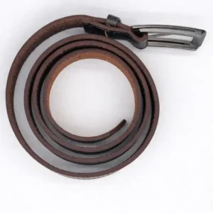 Ceinture en cuir marron, piqure marron et tranches teintées en marron. Boucle rectangulaire, argent satinée. Fabriquée dans notre atelier en Vendée.