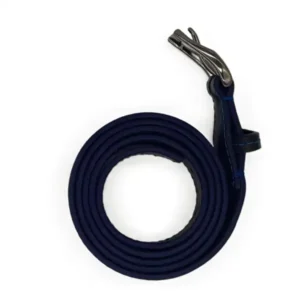 Ceinture en cuir noir, teintée bleu marine, avec piqure décorative bleu. Fabrication artisanale dans notre atelier en Vendée, France. Ici, la tranche.