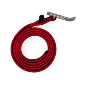 Ceinture en cuir noir, teintée rouge vif, avec piqure décorative rouge. Fabrication artisanale dans notre atelier en Vendée, France. Ici, la tranche.