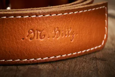 Ceinture en cuir pleine fleur tannage végétal de couleur camel. Finition piquée, beige. Marque Magali Billy. Fabrication artisanale en France, Vendée.