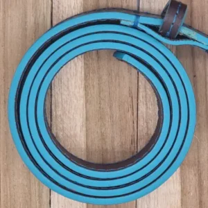Ceinture en cuir marron avec une piqure bleu et les tranches teintées en bleu turquoise. Boucle de forme carrée, couleur canon de fusil.