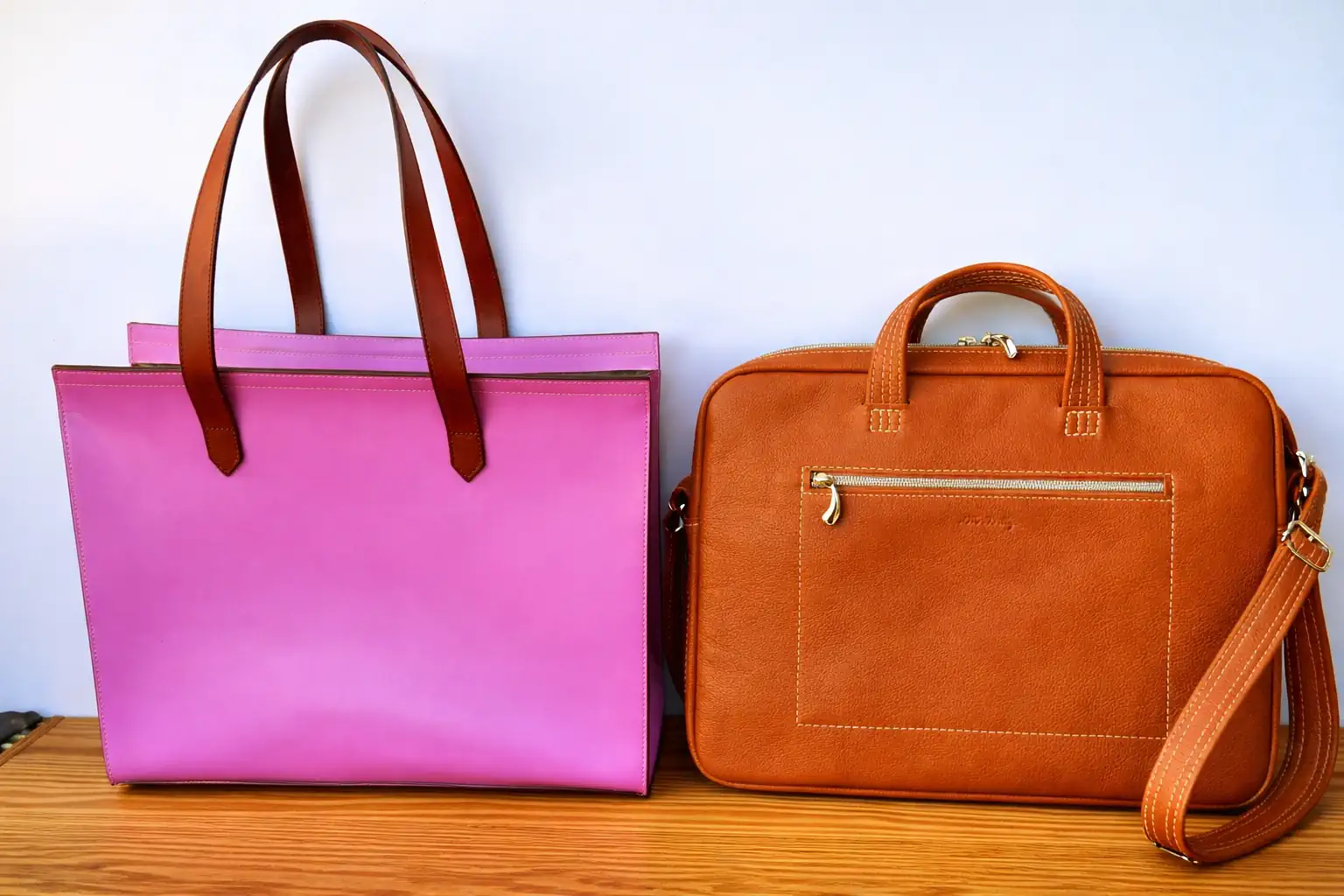 Cadeaux en cuir pour homme, femme, jeune, adolescent, étudiant, enseignant. Disponibles immédiatement pour offrir, budget à partir de 230€. Fabriqués en France.