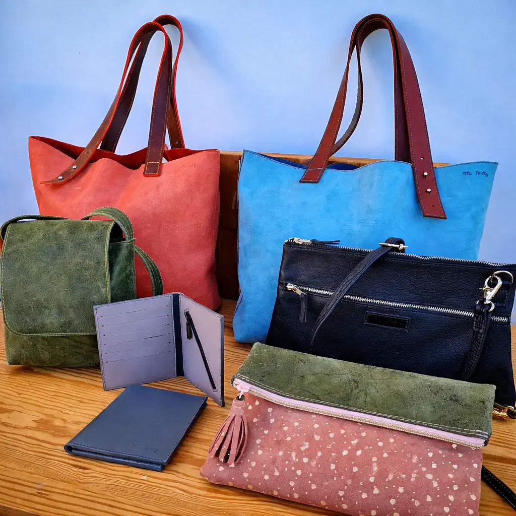 Cadeaux en cuir pour homme, femme, étudiante. Disponibles immédiatement pour offrir, pour un budget de 100 à 200€. Fabriqués en France.