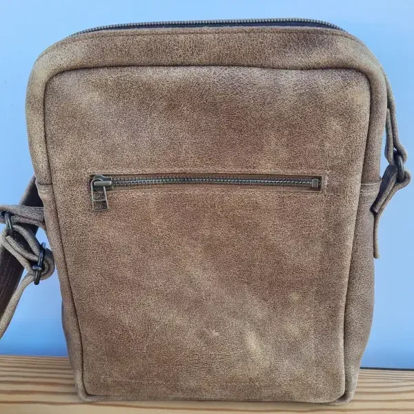 Sacoche en cuir pour homme double avec de nombreuses poches. Création Magali Billy. Bandoulière réglable. Fabrication artisanale en France, en Vendée.