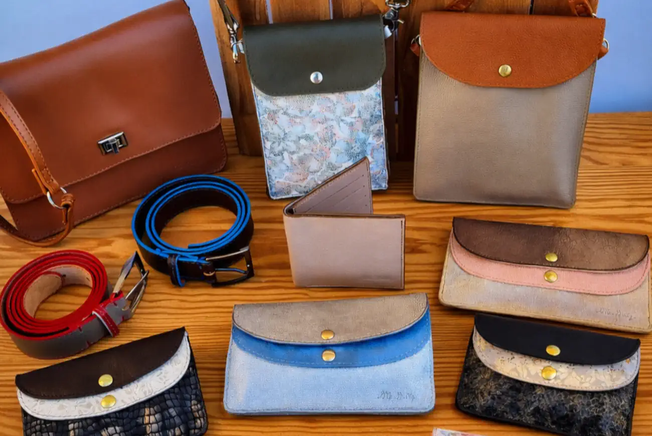 Présentation des cadeaux en cuir pour jeune homme, femme et étudiant. Pour offrir un cadeau avec un budget de 80 à 150 € à Noël, un anniversaire ou une fête.