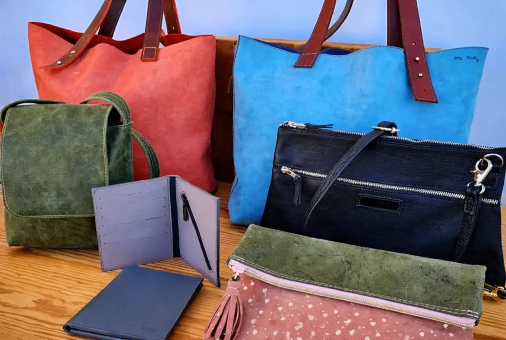 Présentation des cadeaux en cuir pour homme, femme, étudiante. Offrir un cadeau avec un budget de 150 à 300€ à Noël, pour un anniversaire ou une fête.