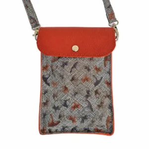 Pochette artisanale en cuir orange brique motif papillons, portée en bandoulière, fabrication française. (Face)