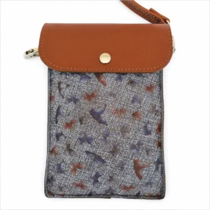 Pochette artisanale en cuir camel et gris à motifs papillons, avec bandoulière.