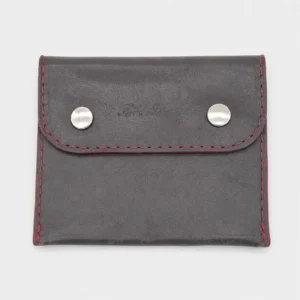 Porte-monnaie artisanal en cuir de veau gris foncé et agneau rouge avec rabat double pressions.