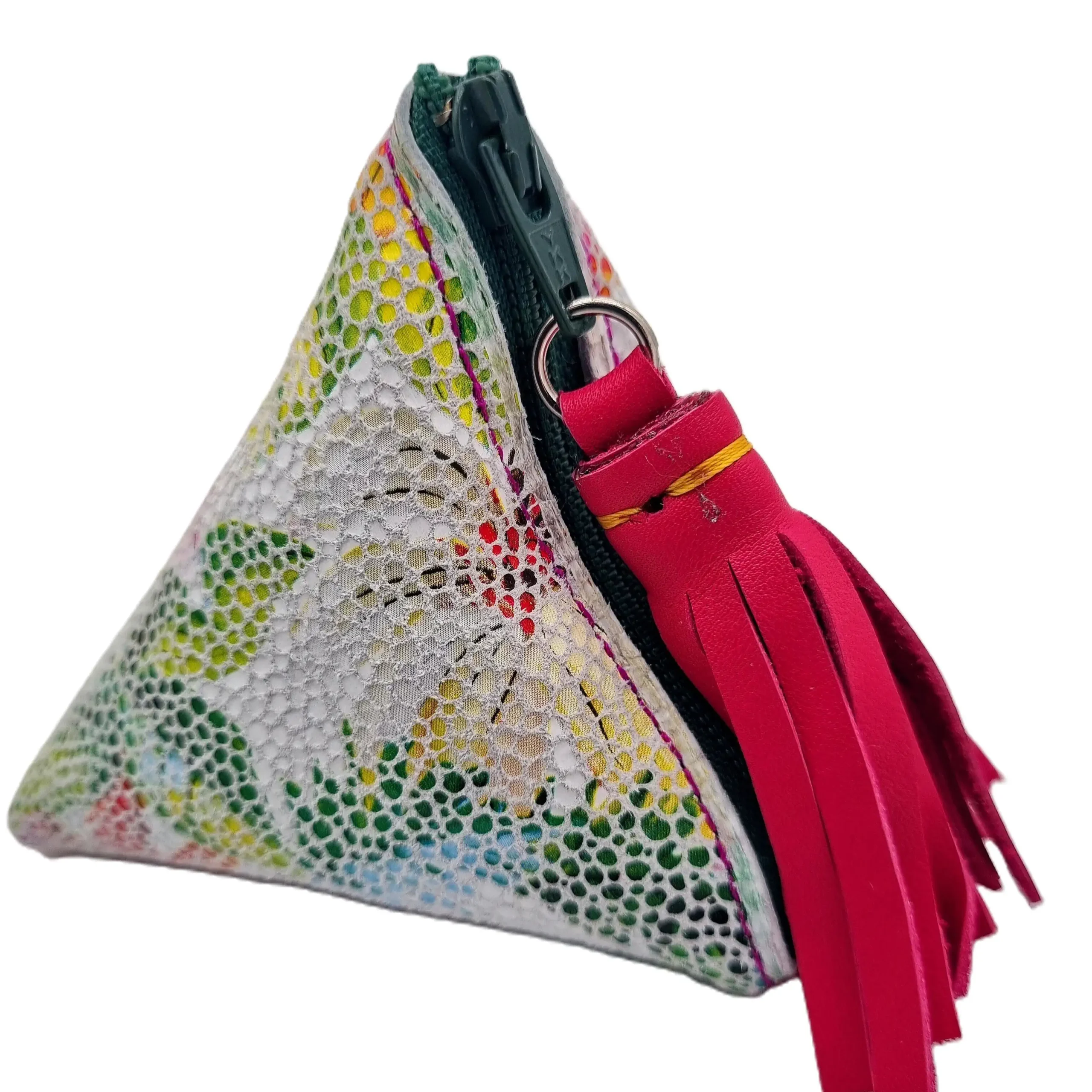 Porte-monnaie berlingot en cuir blanc à motifs fleuris multicolores avec pompon fuchsia