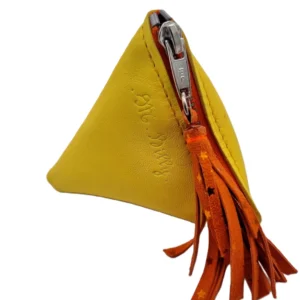 Porte-monnaie berlingot en cuir jaune avec pompon orange et fermeture à glissière argentée, vue de face.
