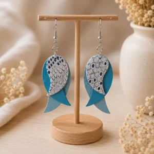 Boucles d'oreilles artisanales en cuir bleu turquoise, bleu ciel et blanc brillant M-Billy