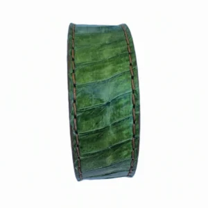Bracelet artisanal en cuir vert olive fabriqué dans mon atelier.