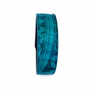 Vue de profil d'un bracelet artisanal en cuir de serpent vert foncé.