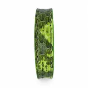 Bracelet en cuir vert olive (kaki) et pistache (anis) vu du dessus.