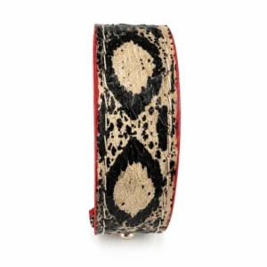 Bracelet artisanal en cuir de serpent. Vue du dessus.