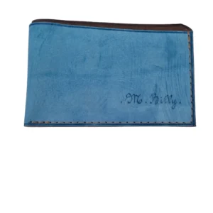 Porte-cartes fin artisanal en cuir bleu ciel patiné et marron avec poche extérieure.