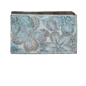 Porte-cartes fin artisanal en cuir blanc, bleu et marron glacé avec poche extérieure.