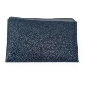 Porte-cartes fin en cuir noir grainé et cuir gris, format compact avec poche centrale.