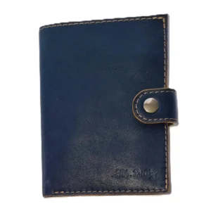 Portefeuille homme artisanal en cuir bleu marine fermé avec fermeture à bouton pression
