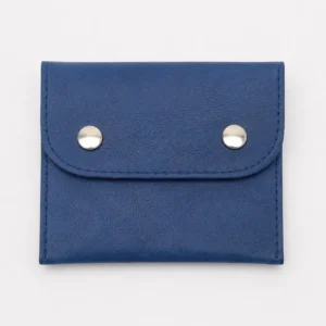 Porte-monnaie artisanal en cuir d'agneau bleu marine avec intérieur taupe (Face)