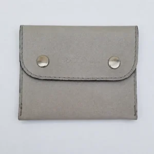 Porte-monnaie artisanal en cuir gris clair avec piqûre grise et intérieur gris foncé (Face)