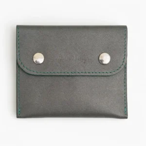 Porte-monnaie artisanal en cuir gris foncé avec piqûre verte et intérieur noir