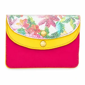 Portefeuille femme artisanal en cuir à rabats blanc fleuri, jaune vif et fuchsia, format moyen, vue de face