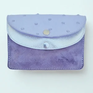 Portefeuille femme en cuir à rabats format moyen. Cuir d'autruche parme, cuir argenté métallisé et cuir de chèvre violet. Vue de face.