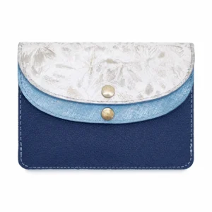 Portefeuille femme en cuir à rabats blanc à fleurs argentées, bleu ciel métallisé et bleu marine – vue de face