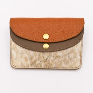 Portefeuille femme en cuir à rabats camel grainé, taupe et dentelle beige doré, format moyen, vue de face
