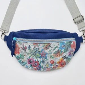 Sac banane artisanal en cuir bleu et cuir fleuri multicolore avec bandoulière textile réglable