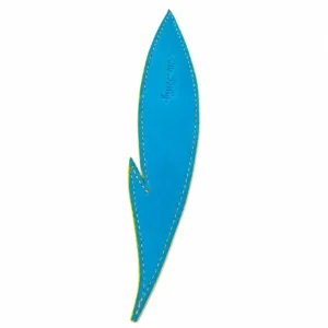 Vue du dessus d'un marque-page en forme de plume. Ici côté bleu turquoise de la plume en cuir