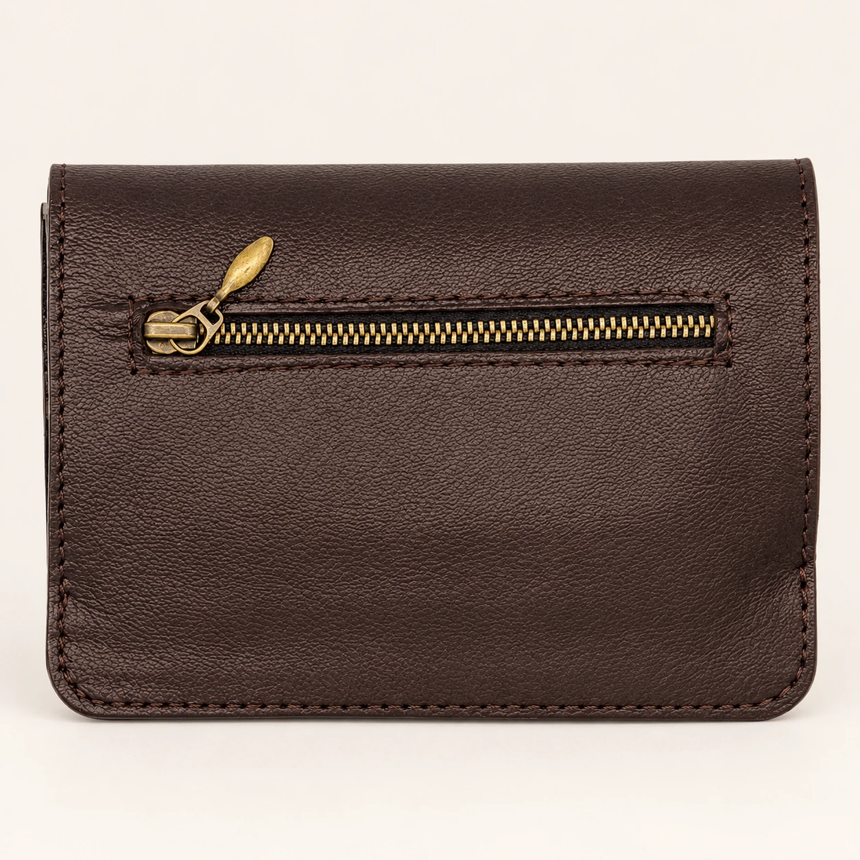 Portefeuille artisanal femme en cuir marron chocolat avec poche zippée au dos