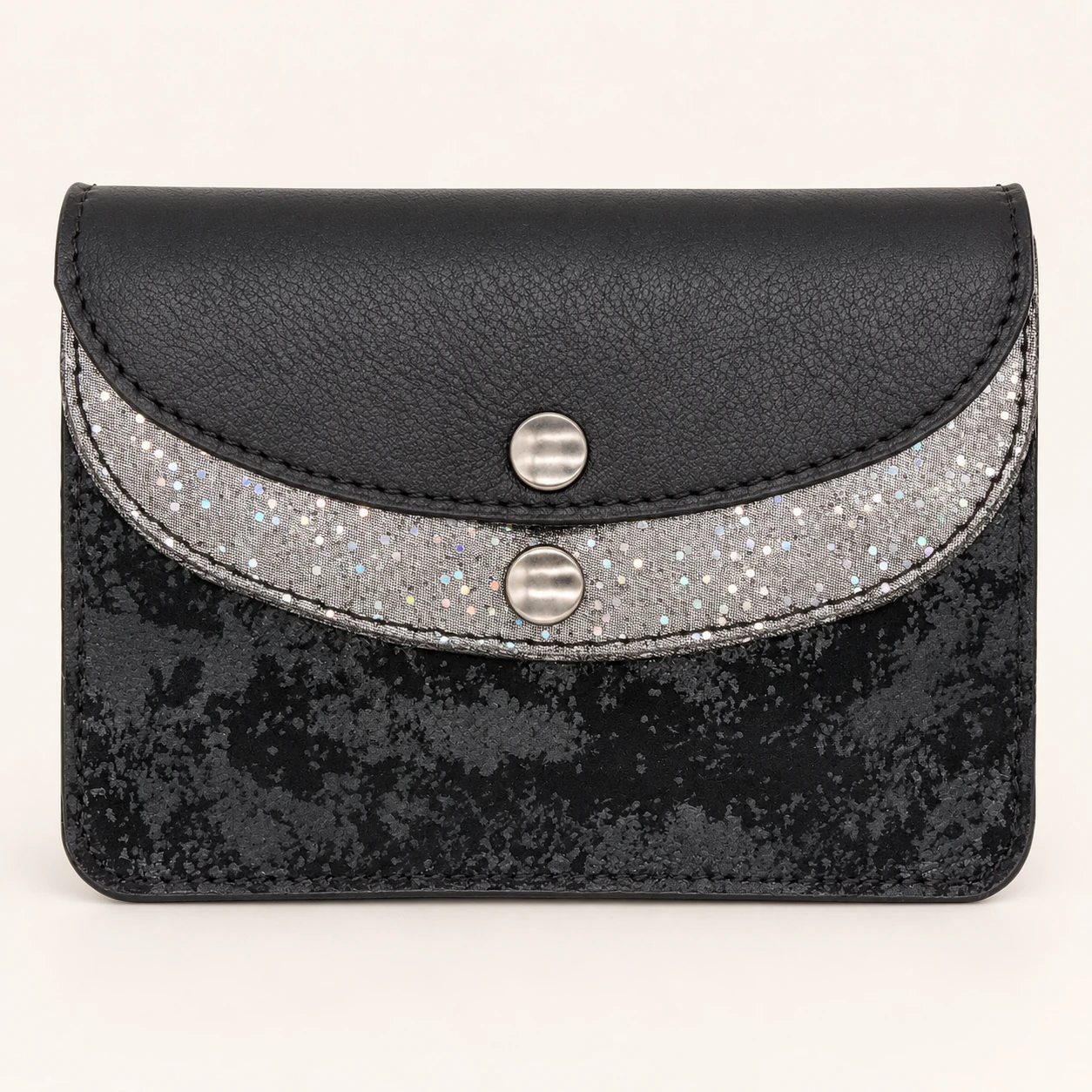 Portefeuille artisanal femme en cuir noir et argenté à rabats