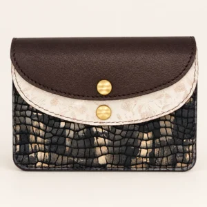 Portefeuille artisanal femme en cuir marron chocolat, blanc cassé et noir